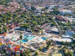 Camping Pas Cher vous présente avec son site Officiel campingpascher.fr, le Camping Le Soleil De La Méditerranée classé 5 étoiles, situé sur la commune de Saint Cyprien dans le département Pyrénées-orientales (Languedoc Roussillon) en France. Le camping Le Soleil De La Méditerranée, vous présente un hébergement de type mobil-home de 33 m² avec climatisation et télévision. Le camping Le Soleil De La Méditerranée vous proposeun séjour PAS CHER avec une REMISEdu sam. 11 avril au sam. 18 avril 2026, en promotion à -30% pour 7 nuits à 343 € au lieu de 490,0 € soit une Économie de 147 €. Cette location propose 125 dates différentes pour réserver votre séjour. Découvrez également les 11 autres gammes d'hébergements du camping. Les Avis clients pour le Camping Le Soleil De La Méditerranée sont excellents avec une note moyenne de 8 sur 10. Mer, Piscine couverte, Piscine extérieure, Animations familiales, Club ados, Club enfants, Aire de jeux enfants, Canoë-kayak, Centre équestre, Cyclisme, Golf, Ping-pong, Piscine, Plongée, Pétanque, Salle de jeux vidéo, Surf, Terrain de basketball, Terrain de volley-ball, Terrain multisports, Tir à l’arc, Bar, Dépôt de pain, Pizzeria, Plats à emporter, Restaurant, Snack/Bar, Épicerie,... En savoir plus : cliquez-ICI.