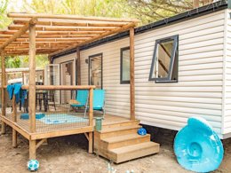 Camping Pas Cher vous présente avec son site Officiel campingpascher.fr, le Camping Le Bosc classé 4 étoiles, situé sur la commune de Saint Cyprien dans le département Pyrénées-orientales (Languedoc Roussillon) en France. Le camping Le Bosc, vous présente un hébergement de type mobil-home de 30 m² pour 6 personnes avec climatisation et télévision. Le camping Le Bosc vous proposeun séjour PAS CHER avec une REMISEdu sam. 03 octobre au sam. 10 octobre 2026, en promotion à -32% pour 7 nuits à 229 € au lieu de 337,0 € soit une Économie de 108 €. Cette location propose 26 dates différentes pour réserver votre séjour. Découvrez également les 2 autres gammes d'hébergements du camping. Les Avis clients pour le Camping Le Bosc sont excellents avec une note moyenne de 8 sur 10. Parc aquatique, Piscine extérieure, Animations familiales, Club enfants, Aire de jeux enfants, Baby-foot, Canoë-kayak, Court de tennis, Cyclisme, Golf, Parcours sportif, Ping-pong, Piscine, Planche à voile, Pétanque, Salle de jeux vidéo, Terrain multisports, Bar, Snack/Bar, Épicerie,... En savoir plus : cliquez-ICI.