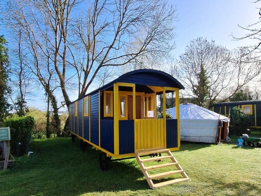 Camping Pas Cher vous présente avec son site Officiel campingpascher.fr, le Camping Les Dis Village Insolite classé 1 étoile, situé sur la commune de Saint Benoit Des Ondes dans le département Ille-et-vilaine (Bretagne) en France. Le camping Les Dis Village Insolite, vous présente un hébergement de type hébergement insolite de 22 m². Le camping Les Dis Village Insolite vous propose du vendredi 05 juin au vendredi 12 juin 2026 avec un DÉPART DEMAIN pour 7 nuits à 640€. Cette location propose 101 dates différentes pour réserver votre séjour. Découvrez également les 7 autres gammes d'hébergements du camping. Les Avis clients pour le Camping Les Dis Village Insolite sont excellents avec une note moyenne de 8 sur 10. Aire de jeux enfants, Randonnée,... En savoir plus : cliquez-ICI.