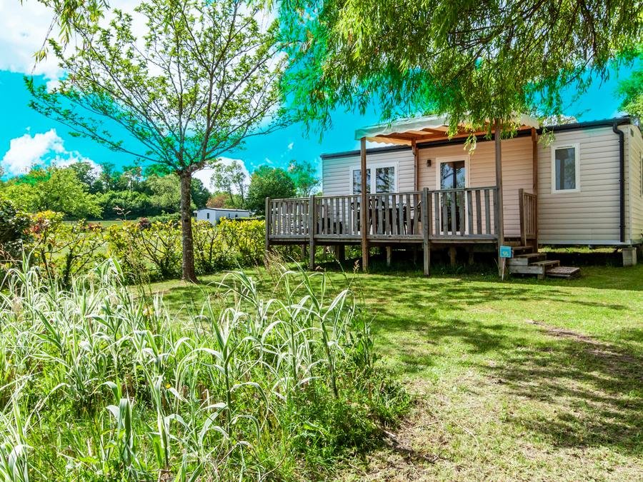Camping Pas Cher vous présente avec son site Officiel campingpascher.fr, le Camping Les Etangs De Plessac classé 4 étoiles, situé sur la commune de Saint Félix De Bourdeilles dans le département Dordogne (Aquitaine) en France. Le camping Les Etangs De Plessac, vous présente un hébergement de type mobil-home de 28 m² pour 4 personnes et télévision. Le camping Les Etangs De Plessac vous proposeun séjour PAS CHER avec une REMISEdu sam. 25 juillet au sam. 01 août 2026, en promotion à -37% pour 7 nuits à 529 € au lieu de 845,0 € soit une Économie de 316 €. Cette location propose 8 dates différentes pour réserver votre séjour. Découvrez également les 9 autres gammes d'hébergements du camping. Les Avis clients pour le Camping Les Etangs De Plessac sont excellents avec une note moyenne de 8 sur 10. Étang, Piscine chauffée, Piscine couverte, Animations familiales, Club enfants, Aire de jeux enfants, Football en cage, Ping-pong, Pétanque, Structure gonflable enfants, Terrain de volley-ball, Dépôt de pain, Pizzeria, Snack/Bar, Supermarché,... En savoir plus : cliquez-ICI.