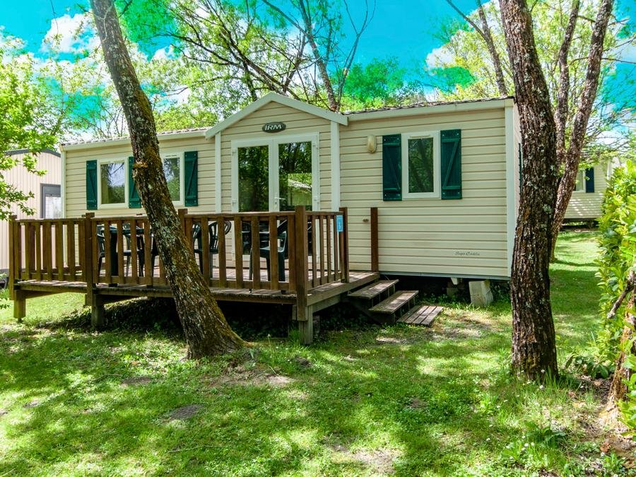 Camping Pas Cher vous présente avec son site Officiel campingpascher.fr, le Camping Les Etangs De Plessac classé 4 étoiles, situé sur la commune de Saint Félix De Bourdeilles dans le département Dordogne (Aquitaine) en France. Le camping Les Etangs De Plessac, vous présente un hébergement de type mobil-home de 32 m² pour 6 personnes et télévision. Le camping Les Etangs De Plessac vous proposeun séjour PAS CHER avec une REMISEdu sam. 06 juin au sam. 13 juin 2026, en promotion à -45% pour 7 nuits à 149 € au lieu de 272,0 € soit une Économie de 123 €. Cette location propose 13 dates différentes pour réserver votre séjour. Découvrez également les 10 autres gammes d'hébergements du camping. Les Avis clients pour le Camping Les Etangs De Plessac sont excellents avec une note moyenne de 8 sur 10. Étang, Piscine chauffée, Piscine couverte, Animations familiales, Club enfants, Aire de jeux enfants, Football en cage, Ping-pong, Pétanque, Structure gonflable enfants, Terrain de volley-ball, Dépôt de pain, Pizzeria, Snack/Bar, Supermarché,... En savoir plus : cliquez-ICI.