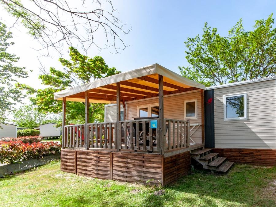 Camping Pas Cher vous présente avec son site Officiel campingpascher.fr, le Camping Les Etangs De Plessac classé 4 étoiles, situé sur la commune de Saint Félix De Bourdeilles dans le département Dordogne (Aquitaine) en France. Le camping Les Etangs De Plessac, vous présente un hébergement de type mobil-home de 36 m² pour 6 personnes et télévision. Le camping Les Etangs De Plessac vous proposeun séjour PAS CHER avec une REMISEdu sam. 06 juin au sam. 13 juin 2026, en promotion à -49% pour 7 nuits à 179 € au lieu de 352,0 € soit une Économie de 173 €. Cette location propose 11 dates différentes pour réserver votre séjour. Découvrez également les 10 autres gammes d'hébergements du camping. Les Avis clients pour le Camping Les Etangs De Plessac sont excellents avec une note moyenne de 8 sur 10. Étang, Piscine chauffée, Piscine couverte, Animations familiales, Club enfants, Aire de jeux enfants, Football en cage, Ping-pong, Pétanque, Structure gonflable enfants, Terrain de volley-ball, Dépôt de pain, Pizzeria, Snack/Bar, Supermarché,... En savoir plus : cliquez-ICI.