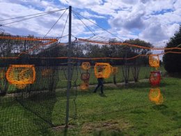 Camping Pas Cher vous présente avec son site Officiel campingpascher.fr, le Camping Pêche Les Etangs Du Plessac classé 4 étoiles, situé sur la commune de Saint Félix De Bourdeilles dans le département Dordogne (Aquitaine) en France. Le camping Pêche Les Etangs Du Plessac vous propose un hébergement de type mobil-home de 32 m² pour 6 personnes (télévision). L'établissement vous propose 9 autres types d'hébergements. Découvrez tous nos séjours à petits prix dans la commune et aux alentours de Saint Félix De Bourdeilles du département : Dordogne (Aquitaine). Les Avis clients pour le Camping Pêche Les Etangs Du Plessac sont excellents avec une note moyenne de 8 sur 10. Étang, Piscine chauffée, Piscine couverte, Animations familiales, Club enfants, Aire de jeux enfants, Football en cage, Ping-pong, Pétanque, Structure gonflable enfants, Terrain de volley-ball, Dépôt de pain, Pizzeria, Snack/Bar, Supermarché,... En savoir plus : cliquez-ICI.