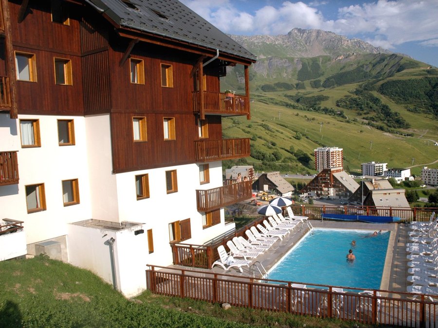 Camping Pas Cher vous présente avec son site Officiel campingpascher.fr, le Établissement Les Balcons Du Soleil, situé sur la commune de Saint Francois Longchamp dans le département Savoie (Rhône Alpes) en France. L'établissement Les Balcons Du Soleil vous propose un hébergement de type appartement de 25 m². L'établissement vous propose 2 autres types d'hébergements. Découvrez tous nos séjours à petits prix dans la commune et aux alentours de Saint Francois Longchamp du département : Savoie (Rhône Alpes).... En savoir plus : cliquez-ICI.
