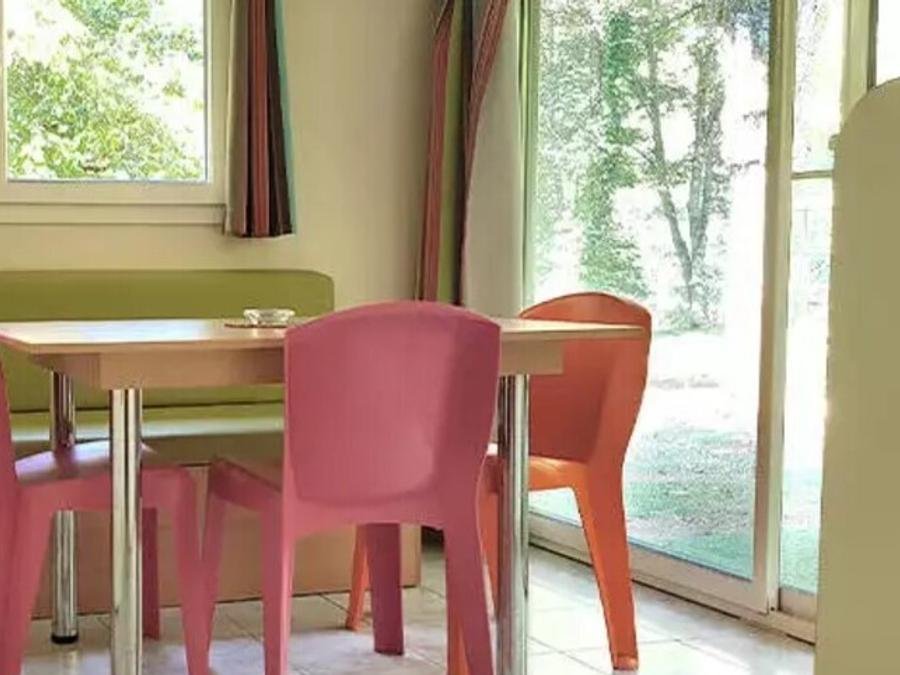 Camping Pas Cher vous présente avec son site Officiel campingpascher.fr, le Camping Ushuaïa Villages Rives D'Olt Et Aubrac classé 4 étoiles, situé sur la commune de Saint Geniez D'olt dans le département Aveyron (Midi Pyrénées) en France. Le camping Ushuaïa Villages Rives D'Olt Et Aubrac vous propose un hébergement de type chalet pour 5 personnes. L'établissement vous propose 24 autres types d'hébergements. Découvrez tous nos séjours à petits prix dans la commune et aux alentours de Saint Geniez D'olt du département : Aveyron (Midi Pyrénées). Les Avis clients pour le Camping Ushuaïa Villages Rives D'Olt Et Aubrac sont excellents avec une note moyenne de 8 sur 10. Rivière, Piscine chauffée, Piscine extérieure, Animations familiales, Aire de jeux enfants, Canoë-kayak, Centre équestre, Court de tennis, Ping-pong, Piscine, Pétanque, Salle de jeux vidéo, Terrain multisports, Dépôt de pain, Plats à emporter, Snack/Bar,... En savoir plus : cliquez-ICI.