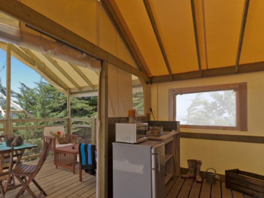 Camping Pas Cher vous présente avec son site Officiel campingpascher.fr, le Camping Ushuaïa Villages Rives D'Olt Et Aubrac classé 4 étoiles, situé sur la commune de Saint Geniez D'olt dans le département Aveyron (Midi Pyrénées) en France. Le camping Ushuaïa Villages Rives D'Olt Et Aubrac, vous présente un hébergement de type lodge de 25 m² pour 5 personnes. Le camping Ushuaïa Villages Rives D'Olt Et Aubrac vous propose du sam. 01 août au sam. 08 août 2026, en promotion à -10% pour 7 nuits à 499 € au lieu de 555,0 € soit une Économie de 56 €. Cette location propose 8 dates différentes pour réserver votre séjour. Découvrez également les 24 autres gammes d'hébergements du camping. Les Avis clients pour le Camping Ushuaïa Villages Rives D'Olt Et Aubrac sont excellents avec une note moyenne de 8 sur 10. Rivière, Piscine chauffée, Piscine extérieure, Animations familiales, Aire de jeux enfants, Canoë-kayak, Centre équestre, Court de tennis, Ping-pong, Piscine, Pétanque, Salle de jeux vidéo, Terrain multisports, Dépôt de pain, Plats à emporter, Snack/Bar,... En savoir plus : cliquez-ICI.