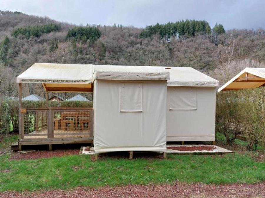 Camping Pas Cher vous présente avec son site Officiel campingpascher.fr, le Camping Ushuaïa Villages Rives D'Olt Et Aubrac classé 4 étoiles, situé sur la commune de Saint Geniez D'olt dans le département Aveyron (Midi Pyrénées) en France. Le camping Ushuaïa Villages Rives D'Olt Et Aubrac, vous présente un hébergement de type lodge pour 5 personnes. Le camping Ushuaïa Villages Rives D'Olt Et Aubrac vous propose du sam. 18 juillet au sam. 25 juillet 2026, en promotion à -10% pour 7 nuits à 499 € au lieu de 555,0 € soit une Économie de 56 €. Cette location propose 8 dates différentes pour réserver votre séjour. Découvrez également les 24 autres gammes d'hébergements du camping. Les Avis clients pour le Camping Ushuaïa Villages Rives D'Olt Et Aubrac sont excellents avec une note moyenne de 8 sur 10. Rivière, Piscine chauffée, Piscine extérieure, Animations familiales, Aire de jeux enfants, Canoë-kayak, Centre équestre, Court de tennis, Ping-pong, Piscine, Pétanque, Salle de jeux vidéo, Terrain multisports, Dépôt de pain, Plats à emporter, Snack/Bar,... En savoir plus : cliquez-ICI.
