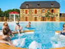 Camping Pas Cher vous présente avec son site Officiel campingpascher.fr, le Camping Ushuaïa Villages Rives D'Olt Et Aubrac classé 4 étoiles, situé sur la commune de Saint Geniez D'olt dans le département Aveyron (Midi Pyrénées) en France. Le camping Ushuaïa Villages Rives D'Olt Et Aubrac, vous présente un hébergement de type tente de 4 m² pour 2 personnes. Le camping Ushuaïa Villages Rives D'Olt Et Aubrac vous propose du sam. 04 juillet au sam. 11 juillet 2026, en promotion à -10% pour 7 nuits à 179 € au lieu de 200,0 € soit une Économie de 21 €. Cette location propose 8 dates différentes pour réserver votre séjour. Découvrez également les 24 autres gammes d'hébergements du camping. Les Avis clients pour le Camping Ushuaïa Villages Rives D'Olt Et Aubrac sont excellents avec une note moyenne de 8 sur 10. Rivière, Piscine chauffée, Piscine extérieure, Animations familiales, Aire de jeux enfants, Canoë-kayak, Centre équestre, Court de tennis, Ping-pong, Piscine, Pétanque, Salle de jeux vidéo, Terrain multisports, Dépôt de pain, Plats à emporter, Snack/Bar,... En savoir plus : cliquez-ICI.