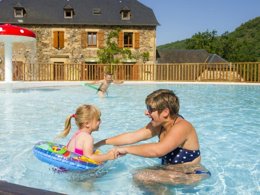 Camping Pas Cher vous présente avec son site Officiel campingpascher.fr, le Camping Ushuaïa Villages Rives D'Olt Et Aubrac classé 4 étoiles, situé sur la commune de Saint Geniez D'olt dans le département Aveyron (Midi Pyrénées) en France. Le camping Ushuaïa Villages Rives D'Olt Et Aubrac, vous présente un hébergement de type mobil-home de 24 m² pour 4 personnes. Le camping Ushuaïa Villages Rives D'Olt Et Aubrac vous propose du jeudi 07 mai au jeudi 14 mai 2026, en promotion à -10% pour 7 nuits à 205 € au lieu de 228,0 € soit une Économie de 23 €. Cette location propose 77 dates différentes pour réserver votre séjour. Découvrez également les 12 autres gammes d'hébergements du camping. Les Avis clients pour le Camping Ushuaïa Villages Rives D'Olt Et Aubrac sont excellents avec une note moyenne de 8 sur 10. Rivière, Piscine chauffée, Piscine extérieure, Animations familiales, Aire de jeux enfants, Canoë-kayak, Centre équestre, Court de tennis, Ping-pong, Piscine, Pétanque, Salle de jeux vidéo, Terrain multisports, Dépôt de pain, Plats à emporter, Snack/Bar,... En savoir plus : cliquez-ICI.