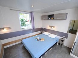 Camping Pas Cher vous présente avec son site Officiel campingpascher.fr, le Camping Ushuaïa Villages Rives D'Olt Et Aubrac classé 4 étoiles, situé sur la commune de Saint Geniez D'olt dans le département Aveyron (Midi Pyrénées) en France. Le camping Ushuaïa Villages Rives D'Olt Et Aubrac, vous présente un hébergement de type mobil-home de 24 m² pour 4 personnes. Le camping Ushuaïa Villages Rives D'Olt Et Aubrac vous propose du sam. 16 mai au sam. 23 mai 2026, en promotion à -11% pour 7 nuits à 169 € au lieu de 190,0 € soit une Économie de 21 €. Cette location propose 77 dates différentes pour réserver votre séjour. Découvrez également les 12 autres gammes d'hébergements du camping. Les Avis clients pour le Camping Ushuaïa Villages Rives D'Olt Et Aubrac sont excellents avec une note moyenne de 8 sur 10. Rivière, Piscine chauffée, Piscine extérieure, Animations familiales, Aire de jeux enfants, Canoë-kayak, Centre équestre, Court de tennis, Ping-pong, Piscine, Pétanque, Salle de jeux vidéo, Terrain multisports, Dépôt de pain, Plats à emporter, Snack/Bar,... En savoir plus : cliquez-ICI.