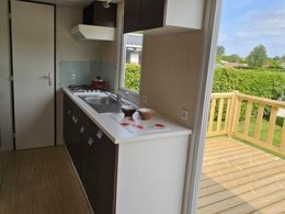 Camping Pas Cher vous présente avec son site Officiel campingpascher.fr, le Camping Ushuaïa Villages Rives D'Olt Et Aubrac classé 4 étoiles, situé sur la commune de Saint Geniez D'olt dans le département Aveyron (Midi Pyrénées) en France. Le camping Ushuaïa Villages Rives D'Olt Et Aubrac, vous présente un hébergement de type mobil-home de 24 m² pour 4 personnes. Le camping Ushuaïa Villages Rives D'Olt Et Aubrac vous propose du jeudi 07 mai au jeudi 14 mai 2026, en promotion à -10% pour 7 nuits à 205 € au lieu de 228,0 € soit une Économie de 23 €. Cette location propose 77 dates différentes pour réserver votre séjour. Découvrez également les 12 autres gammes d'hébergements du camping. Les Avis clients pour le Camping Ushuaïa Villages Rives D'Olt Et Aubrac sont excellents avec une note moyenne de 8 sur 10. Rivière, Piscine chauffée, Piscine extérieure, Animations familiales, Aire de jeux enfants, Canoë-kayak, Centre équestre, Court de tennis, Ping-pong, Piscine, Pétanque, Salle de jeux vidéo, Terrain multisports, Dépôt de pain, Plats à emporter, Snack/Bar,... En savoir plus : cliquez-ICI.