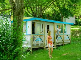 Camping Pas Cher vous présente avec son site Officiel campingpascher.fr, le Camping Ushuaïa Villages Rives D'Olt Et Aubrac classé 4 étoiles, situé sur la commune de Saint Geniez D'olt dans le département Aveyron (Midi Pyrénées) en France. Le camping Ushuaïa Villages Rives D'Olt Et Aubrac, vous présente un hébergement de type hébergement insolite de 4 m² pour 2 personnes. Le camping Ushuaïa Villages Rives D'Olt Et Aubrac vous propose du sam. 04 juillet au sam. 11 juillet 2026, en promotion à -10% pour 7 nuits à 179 € au lieu de 200,0 € soit une Économie de 21 €. Cette location propose 77 dates différentes pour réserver votre séjour. Découvrez également les 12 autres gammes d'hébergements du camping. Les Avis clients pour le Camping Ushuaïa Villages Rives D'Olt Et Aubrac sont excellents avec une note moyenne de 8 sur 10. Rivière, Piscine chauffée, Piscine extérieure, Animations familiales, Aire de jeux enfants, Canoë-kayak, Centre équestre, Court de tennis, Ping-pong, Piscine, Pétanque, Salle de jeux vidéo, Terrain multisports, Dépôt de pain, Plats à emporter, Snack/Bar,... En savoir plus : cliquez-ICI.