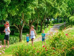 Camping Pas Cher vous présente avec son site Officiel campingpascher.fr, le Camping Ushuaïa Villages Rives D'Olt Et Aubrac classé 4 étoiles, situé sur la commune de Saint Geniez D'olt dans le département Aveyron (Midi Pyrénées) en France. Le camping Ushuaïa Villages Rives D'Olt Et Aubrac, vous présente un hébergement de type mobil-home de 24 m² pour 4 personnes. Le camping Ushuaïa Villages Rives D'Olt Et Aubrac vous propose du sam. 16 mai au sam. 23 mai 2026, en promotion à -11% pour 7 nuits à 169 € au lieu de 190,0 € soit une Économie de 21 €. Cette location propose 77 dates différentes pour réserver votre séjour. Découvrez également les 12 autres gammes d'hébergements du camping. Les Avis clients pour le Camping Ushuaïa Villages Rives D'Olt Et Aubrac sont excellents avec une note moyenne de 8 sur 10. Rivière, Piscine chauffée, Piscine extérieure, Animations familiales, Aire de jeux enfants, Canoë-kayak, Centre équestre, Court de tennis, Ping-pong, Piscine, Pétanque, Salle de jeux vidéo, Terrain multisports, Dépôt de pain, Plats à emporter, Snack/Bar,... En savoir plus : cliquez-ICI.