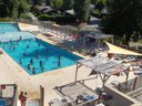 Camping Pas Cher vous présente avec son site Officiel campingpascher.fr, le Camping Marmotel classé 4 étoiles, situé sur la commune de Saint Geniez D'olt dans le département Aveyron (Midi Pyrénées) en France. Le camping Marmotel, vous présente un hébergement de type mobil-home de 25 m² pour 1 personne et télévision. Le camping Marmotel vous propose du mercredi 10 juin au mercredi 17 juin 2026 pour 7 nuits à 270€. Cette location propose 36 dates différentes pour réserver votre séjour. Découvrez également les 5 autres gammes d'hébergements du camping. Les Avis clients pour le Camping Marmotel sont de 7 sur 10. LacRivière, Piscine chauffée, Piscine extérieure, Animations familiales, Club enfants, Aire de jeux enfants, Baby-foot, Canoë-kayak, Centre équestre, Piscine, Pétanque, Terrain multisports, Bar, Dépôt de pain, Pizzeria, Plats à emporter, Snack/Bar,... En savoir plus : cliquez-ICI.