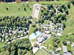 Camping Pas Cher vous présente avec son site Officiel campingpascher.fr, le Camping Marmotel classé 4 étoiles, situé sur la commune de Saint Geniez D'olt dans le département Aveyron (Midi Pyrénées) en France. Le camping Marmotel, vous présente un hébergement de type mobil-home de 25 m² pour 1 personne et télévision. Le camping Marmotel vous propose du dimanche 19 avril au dimanche 26 avril 2026 pour 7 nuits à 270€. Cette location propose 86 dates différentes pour réserver votre séjour. Découvrez également les 5 autres gammes d'hébergements du camping. Les Avis clients pour le Camping Marmotel sont de 7 sur 10. LacRivière, Piscine chauffée, Piscine extérieure, Animations familiales, Club enfants, Aire de jeux enfants, Baby-foot, Canoë-kayak, Centre équestre, Piscine, Pétanque, Terrain multisports, Bar, Dépôt de pain, Pizzeria, Plats à emporter, Snack/Bar,... En savoir plus : cliquez-ICI.