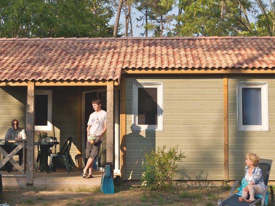 Camping Pas Cher vous présente avec son site Officiel campingpascher.fr, le Camping Signol classé 5 étoiles, situé sur la commune de Saint Georges D'oléron dans le département Charente-maritime (Poitou Charentes) en France. Le camping Signol, vous présente un hébergement de type chalet de 35 m² pour 4 personnes et télévision. Le camping Signol vous propose du dimanche 13 septembre au dimanche 20 septembre 2026 pour 7 nuits à 384€. Cette location propose 23 dates différentes pour réserver votre séjour. Découvrez également les 12 autres gammes d'hébergements du camping. Les Avis clients pour le Camping Signol sont excellents avec une note moyenne de 8 sur 10. Mer, Parc aquatique, Piscine couverte, Piscine extérieure, Animations familiales, Club ados, Club enfants, Aire de jeux enfants, Ping-pong, Pétanque, Salle de fitness, Structure gonflable enfants, Surf, Terrain de beach-volley, Terrain multisports, kiteSurf, Bar, Dépôt de pain, Plats à emporter, Snack/Bar, Épicerie,... En savoir plus : cliquez-ICI.