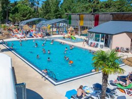 Camping Pas Cher vous présente avec son site Officiel campingpascher.fr, le Camping Signol classé 5 étoiles, situé sur la commune de Saint Georges D'oléron dans le département Charente-maritime (Poitou Charentes) en France. Le camping Signol, vous présente un hébergement de type mobil-home de 25 m² pour 6 personnes et télévision. Le camping Signol vous propose du dimanche 13 septembre au dimanche 20 septembre 2026 pour 7 nuits à 329€. Cette location propose 23 dates différentes pour réserver votre séjour. Découvrez également les 12 autres gammes d'hébergements du camping. Les Avis clients pour le Camping Signol sont excellents avec une note moyenne de 8 sur 10. Mer, Parc aquatique, Piscine couverte, Piscine extérieure, Animations familiales, Club ados, Club enfants, Aire de jeux enfants, Ping-pong, Pétanque, Salle de fitness, Structure gonflable enfants, Surf, Terrain de beach-volley, Terrain multisports, kiteSurf, Bar, Dépôt de pain, Plats à emporter, Snack/Bar, Épicerie,... En savoir plus : cliquez-ICI.