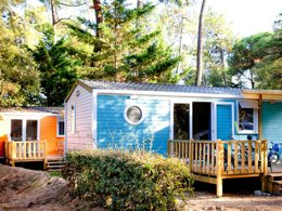 Camping Pas Cher vous présente avec son site Officiel campingpascher.fr, le Camping Signol classé 5 étoiles, situé sur la commune de Saint Georges D'oléron dans le département Charente-maritime (Poitou Charentes) en France. Le camping Signol, vous présente un hébergement de type mobil-home de 33 m² pour 6 personnes avec climatisation et télévision. Le camping Signol vous propose du dimanche 13 septembre au dimanche 20 septembre 2026, en promotion à -18% pour 7 nuits à 454 € au lieu de 553,66 € soit une Économie de 99,66 €. Cette location propose 75 dates différentes pour réserver votre séjour. Découvrez également les 7 autres gammes d'hébergements du camping. Les Avis clients pour le Camping Signol sont excellents avec une note moyenne de 8 sur 10. Mer, Parc aquatique, Piscine couverte, Piscine extérieure, Animations familiales, Club ados, Club enfants, Aire de jeux enfants, Ping-pong, Pétanque, Salle de fitness, Structure gonflable enfants, Surf, Terrain de beach-volley, Terrain multisports, kiteSurf, Bar, Dépôt de pain, Plats à emporter, Snack/Bar, Épicerie,... En savoir plus : cliquez-ICI.