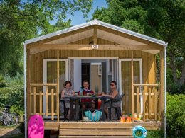 Camping Pas Cher vous présente avec son site Officiel campingpascher.fr, le Camping Signol classé 5 étoiles, situé sur la commune de Saint Georges D'oléron dans le département Charente-maritime (Poitou Charentes) en France. Le camping Signol, vous présente un hébergement de type mobil-home de 24 m² pour 4 personnes avec climatisation et télévision. Le camping Signol vous propose du mardi 26 mai au mardi 02 juin 2026, en promotion à -18% pour 7 nuits à 411 € au lieu de 501,22 € soit une Économie de 90,22 €. Cette location propose 86 dates différentes pour réserver votre séjour. Découvrez également les 7 autres gammes d'hébergements du camping. Les Avis clients pour le Camping Signol sont excellents avec une note moyenne de 8 sur 10. Mer, Parc aquatique, Piscine couverte, Piscine extérieure, Animations familiales, Club ados, Club enfants, Aire de jeux enfants, Ping-pong, Pétanque, Salle de fitness, Structure gonflable enfants, Surf, Terrain de beach-volley, Terrain multisports, kiteSurf, Bar, Dépôt de pain, Plats à emporter, Snack/Bar, Épicerie,... En savoir plus : cliquez-ICI.