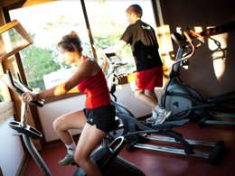 Camping Pas Cher vous présente avec son site Officiel campingpascher.fr, le Camping Signol classé 5 étoiles, situé sur la commune de Saint Georges D'oléron dans le département Charente-maritime (Poitou Charentes) en France. Le camping Signol, vous présente un hébergement de type mobil-home pour 6 personnes et télévision. Le camping Signol vous propose du dimanche 13 septembre au dimanche 20 septembre 2026, en promotion à -18% pour 7 nuits à 398 € au lieu de 485,37 € soit une Économie de 87,37 €. Cette location propose 90 dates différentes pour réserver votre séjour. Découvrez également les 7 autres gammes d'hébergements du camping. Les Avis clients pour le Camping Signol sont excellents avec une note moyenne de 8 sur 10. Mer, Parc aquatique, Piscine couverte, Piscine extérieure, Animations familiales, Club ados, Club enfants, Aire de jeux enfants, Ping-pong, Pétanque, Salle de fitness, Structure gonflable enfants, Surf, Terrain de beach-volley, Terrain multisports, kiteSurf, Bar, Dépôt de pain, Plats à emporter, Snack/Bar, Épicerie,... En savoir plus : cliquez-ICI.