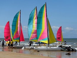 Camping Pas Cher vous présente avec son site Officiel campingpascher.fr, le Camping Signol classé 5 étoiles, situé sur la commune de Saint Georges D'oléron dans le département Charente-maritime (Poitou Charentes) en France. Le camping Signol, vous présente un hébergement de type mobil-home de 40 m² pour 6 personnes avec climatisation et télévision. Le camping Signol vous propose du dimanche 13 septembre au dimanche 20 septembre 2026, en promotion à -18% pour 7 nuits à 580 € au lieu de 707,32 € soit une Économie de 127,32 €. Cette location propose 14 dates différentes pour réserver votre séjour. Découvrez également les 7 autres gammes d'hébergements du camping. Les Avis clients pour le Camping Signol sont excellents avec une note moyenne de 8 sur 10. Mer, Parc aquatique, Piscine couverte, Piscine extérieure, Animations familiales, Club ados, Club enfants, Aire de jeux enfants, Ping-pong, Pétanque, Salle de fitness, Structure gonflable enfants, Surf, Terrain de beach-volley, Terrain multisports, kiteSurf, Bar, Dépôt de pain, Plats à emporter, Snack/Bar, Épicerie,... En savoir plus : cliquez-ICI.