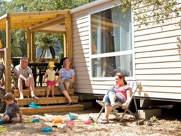 Camping Pas Cher vous présente avec son site Officiel campingpascher.fr, le Camping Signol classé 5 étoiles, situé sur la commune de Saint Georges D'oléron dans le département Charente-maritime (Poitou Charentes) en France. Le camping Signol, vous présente un hébergement de type mobil-home de 25 m² pour 6 personnes et télévision. Le camping Signol vous propose du sam. 27 juin au sam. 04 juillet 2026, en promotion à -18% pour 7 nuits à 562 € au lieu de 685,37 € soit une Économie de 123,37 €. Cette location propose 32 dates différentes pour réserver votre séjour. Découvrez également les 7 autres gammes d'hébergements du camping. Les Avis clients pour le Camping Signol sont excellents avec une note moyenne de 8 sur 10. Mer, Parc aquatique, Piscine couverte, Piscine extérieure, Animations familiales, Club ados, Club enfants, Aire de jeux enfants, Ping-pong, Pétanque, Salle de fitness, Structure gonflable enfants, Surf, Terrain de beach-volley, Terrain multisports, kiteSurf, Bar, Dépôt de pain, Plats à emporter, Snack/Bar, Épicerie,... En savoir plus : cliquez-ICI.