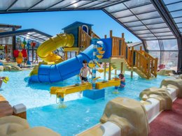 Camping Pas Cher vous présente avec son site Officiel campingpascher.fr, le Camping Signol classé 5 étoiles, situé sur la commune de Saint Georges D'oléron dans le département Charente-maritime (Poitou Charentes) en France. Le camping Signol, vous présente un hébergement de type mobil-home de 25 m² pour 6 personnes et télévision. Le camping Signol vous propose du sam. 27 juin au sam. 04 juillet 2026, en promotion à -18% pour 7 nuits à 562 € au lieu de 685,37 € soit une Économie de 123,37 €. Cette location propose 32 dates différentes pour réserver votre séjour. Découvrez également les 7 autres gammes d'hébergements du camping. Les Avis clients pour le Camping Signol sont excellents avec une note moyenne de 8 sur 10. Mer, Parc aquatique, Piscine couverte, Piscine extérieure, Animations familiales, Club ados, Club enfants, Aire de jeux enfants, Ping-pong, Pétanque, Salle de fitness, Structure gonflable enfants, Surf, Terrain de beach-volley, Terrain multisports, kiteSurf, Bar, Dépôt de pain, Plats à emporter, Snack/Bar, Épicerie,... En savoir plus : cliquez-ICI.