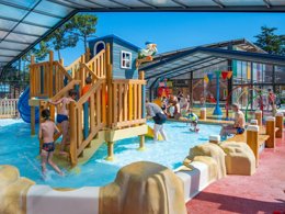 Camping Pas Cher vous présente avec son site Officiel campingpascher.fr, le Camping Signol classé 5 étoiles, situé sur la commune de Saint Georges D'oléron dans le département Charente-maritime (Poitou Charentes) en France. Le camping Signol, vous présente un hébergement de type mobil-home de 24 m² pour 4 personnes avec climatisation et télévision. Le camping Signol vous propose du mardi 26 mai au mardi 02 juin 2026, en promotion à -18% pour 7 nuits à 411 € au lieu de 501,22 € soit une Économie de 90,22 €. Cette location propose 86 dates différentes pour réserver votre séjour. Découvrez également les 7 autres gammes d'hébergements du camping. Les Avis clients pour le Camping Signol sont excellents avec une note moyenne de 8 sur 10. Mer, Parc aquatique, Piscine couverte, Piscine extérieure, Animations familiales, Club ados, Club enfants, Aire de jeux enfants, Ping-pong, Pétanque, Salle de fitness, Structure gonflable enfants, Surf, Terrain de beach-volley, Terrain multisports, kiteSurf, Bar, Dépôt de pain, Plats à emporter, Snack/Bar, Épicerie,... En savoir plus : cliquez-ICI.