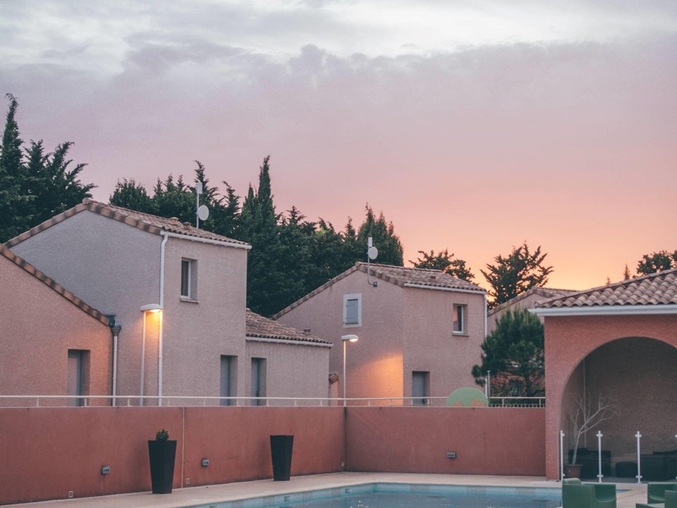 Camping Pas Cher vous présente avec son site Officiel campingpascher.fr, le Camping Domaine De Bacchus classé 3 étoiles, situé sur la commune de Saint Christol dans le département Hérault (Languedoc-roussillon) en France. Le camping Domaine De Bacchus vous propose un hébergement de type villa de 34 m² (télévision). L'établissement vous propose 3 autres types d'hébergements. Découvrez tous nos séjours à petits prix dans la commune et aux alentours de Saint Christol du département : Hérault (Languedoc-roussillon). Les Avis clients pour le Camping Domaine De Bacchus sont de 7 sur 10. Bassin enfant, Piscine extérieure, Aire de jeux enfants, Baby-foot, Canoë-kayak, Centre équestre, Court de tennis, Golf, Pétanque, Salle de fitness, Bar, Restaurant, Supermarché,... En savoir plus : cliquez-ICI.