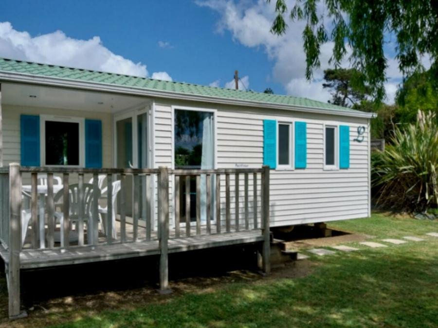 Camping Pas Cher vous présente avec son site Officiel campingpascher.fr, le Camping Paradis - Domaine De Bellevue classé 4 étoiles, situé sur la commune de Saint Christophe Du Ligneron dans le département Vendée (Pays De La Loire) en France. Le camping Paradis - Domaine De Bellevue vous propose un hébergement de type mobil-home de 25 m² pour 5 personnes (télévision). L'établissement vous propose 20 autres types d'hébergements. Découvrez tous nos séjours à petits prix dans la commune et aux alentours de Saint Christophe Du Ligneron du département : Vendée (Pays De La Loire). Les Avis clients pour le Camping Paradis - Domaine De Bellevue sont excellents avec une note moyenne de 8 sur 10. Bassin enfant, Piscine couverte, Animations familiales, Club enfants, Aire de jeux enfants, Baby-foot, Centre équestre, Club enfant de nuit, Court de tennis, Cyclisme, Golf, Parcours sportif, Ping-pong, Piscine, Plongée, Pétanque, Randonnée, Salle de jeux vidéo, Sports nautiques, Structure gonflable enfants, Terrain de beach-volley, Terrain de football, Trampoline, Bar, Boulangerie, Bureau de tabac, Dépôt de pain, Snack/Bar, Station-service, Supermarché, Épicerie,... En savoir plus : cliquez-ICI.