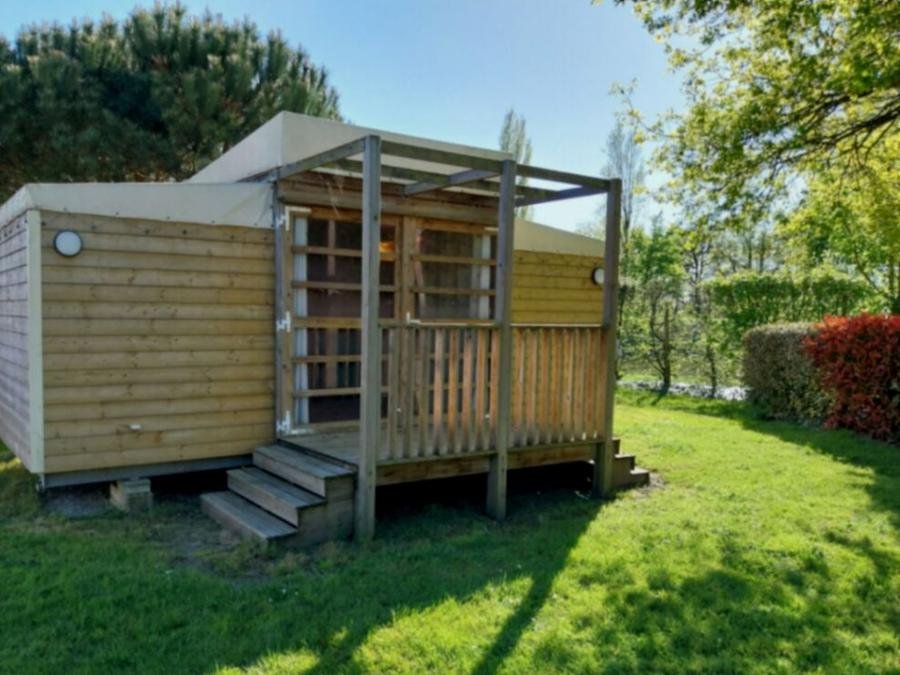 Camping Pas Cher vous présente avec son site Officiel campingpascher.fr, le Camping Paradis - Domaine De Bellevue classé 4 étoiles, situé sur la commune de Saint Christophe Du Ligneron dans le département Vendée (Pays De La Loire) en France. Le camping Paradis - Domaine De Bellevue, vous présente un hébergement de type hébergement insolite de 18 m² pour 4 personnes. Le camping Paradis - Domaine De Bellevue vous propose du sam. 22 août au sam. 29 août 2026, en promotion à -6% pour 7 nuits à 313 € au lieu de 334,0 € soit une Économie de 21 €. Cette location propose 5 dates différentes pour réserver votre séjour. Découvrez également les 20 autres gammes d'hébergements du camping. Les Avis clients pour le Camping Paradis - Domaine De Bellevue sont excellents avec une note moyenne de 8 sur 10. Bassin enfant, Piscine couverte, Animations familiales, Club enfants, Aire de jeux enfants, Baby-foot, Centre équestre, Club enfant de nuit, Court de tennis, Cyclisme, Golf, Parcours sportif, Ping-pong, Piscine, Plongée, Pétanque, Randonnée, Salle de jeux vidéo, Sports nautiques, Structure gonflable enfants, Terrain de beach-volley, Terrain de football, Trampoline, Bar, Boulangerie, Bureau de tabac, Dépôt de pain, Snack/Bar, Station-service, Supermarché, Épicerie,... En savoir plus : cliquez-ICI.