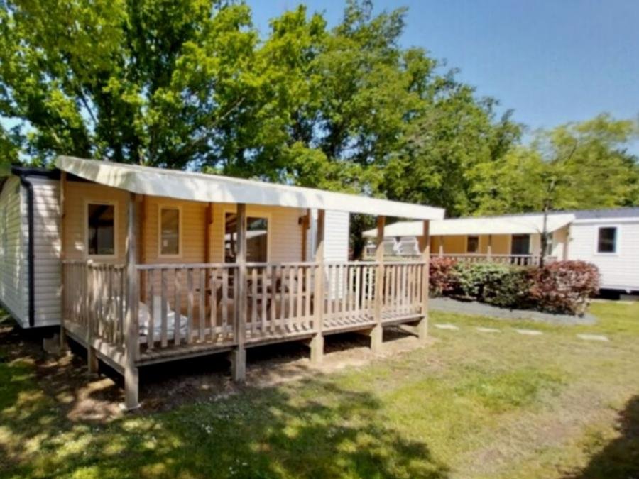 Camping Pas Cher vous présente avec son site Officiel campingpascher.fr, le Camping Paradis - Domaine De Bellevue classé 4 étoiles, situé sur la commune de Saint Christophe Du Ligneron dans le département Vendée (Pays De La Loire) en France. Le camping Paradis - Domaine De Bellevue vous propose un hébergement de type mobil-home de 31 m² pour 6 personnes avec climatisation (télévision). L'établissement vous propose 20 autres types d'hébergements. Découvrez tous nos séjours à petits prix dans la commune et aux alentours de Saint Christophe Du Ligneron du département : Vendée (Pays De La Loire). Les Avis clients pour le Camping Paradis - Domaine De Bellevue sont excellents avec une note moyenne de 8 sur 10. Bassin enfant, Piscine couverte, Animations familiales, Club enfants, Aire de jeux enfants, Baby-foot, Centre équestre, Club enfant de nuit, Court de tennis, Cyclisme, Golf, Parcours sportif, Ping-pong, Piscine, Plongée, Pétanque, Randonnée, Salle de jeux vidéo, Sports nautiques, Structure gonflable enfants, Terrain de beach-volley, Terrain de football, Trampoline, Bar, Boulangerie, Bureau de tabac, Dépôt de pain, Snack/Bar, Station-service, Supermarché, Épicerie,... En savoir plus : cliquez-ICI.