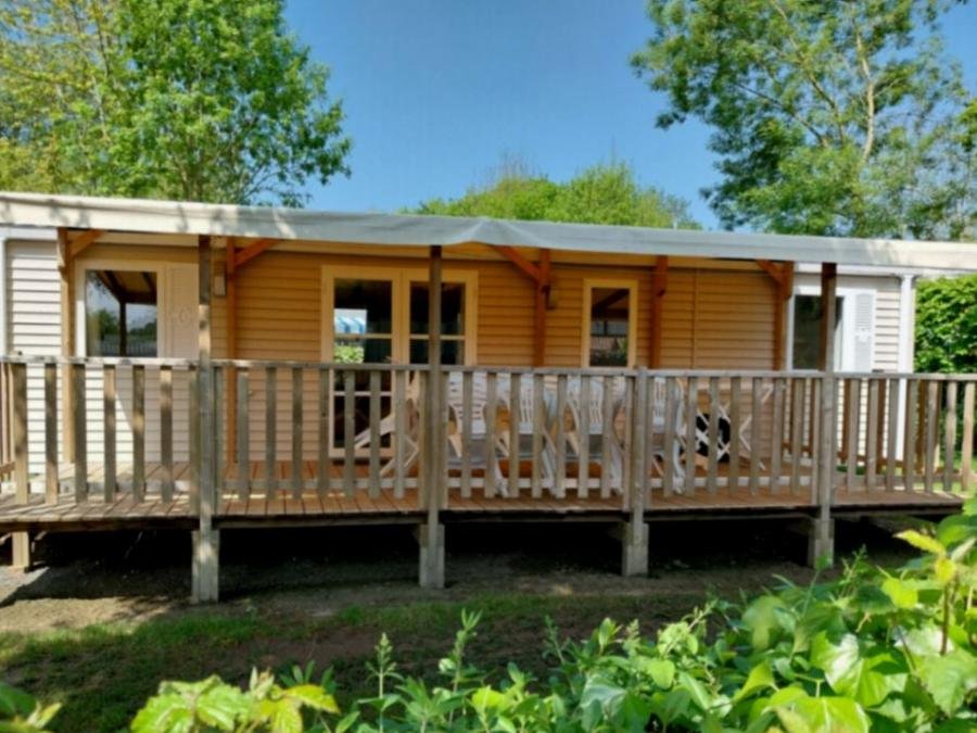 Camping Pas Cher vous présente avec son site Officiel campingpascher.fr, le Camping Paradis - Domaine De Bellevue classé 4 étoiles, situé sur la commune de Saint Christophe Du Ligneron dans le département Vendée (Pays De La Loire) en France. Le camping Paradis - Domaine De Bellevue vous propose un hébergement de type mobil-home de 39 m² (télévision). L'établissement vous propose 20 autres types d'hébergements. Découvrez tous nos séjours à petits prix dans la commune et aux alentours de Saint Christophe Du Ligneron du département : Vendée (Pays De La Loire). Les Avis clients pour le Camping Paradis - Domaine De Bellevue sont excellents avec une note moyenne de 8 sur 10. Bassin enfant, Piscine couverte, Animations familiales, Club enfants, Aire de jeux enfants, Baby-foot, Centre équestre, Club enfant de nuit, Court de tennis, Cyclisme, Golf, Parcours sportif, Ping-pong, Piscine, Plongée, Pétanque, Randonnée, Salle de jeux vidéo, Sports nautiques, Structure gonflable enfants, Terrain de beach-volley, Terrain de football, Trampoline, Bar, Boulangerie, Bureau de tabac, Dépôt de pain, Snack/Bar, Station-service, Supermarché, Épicerie,... En savoir plus : cliquez-ICI.