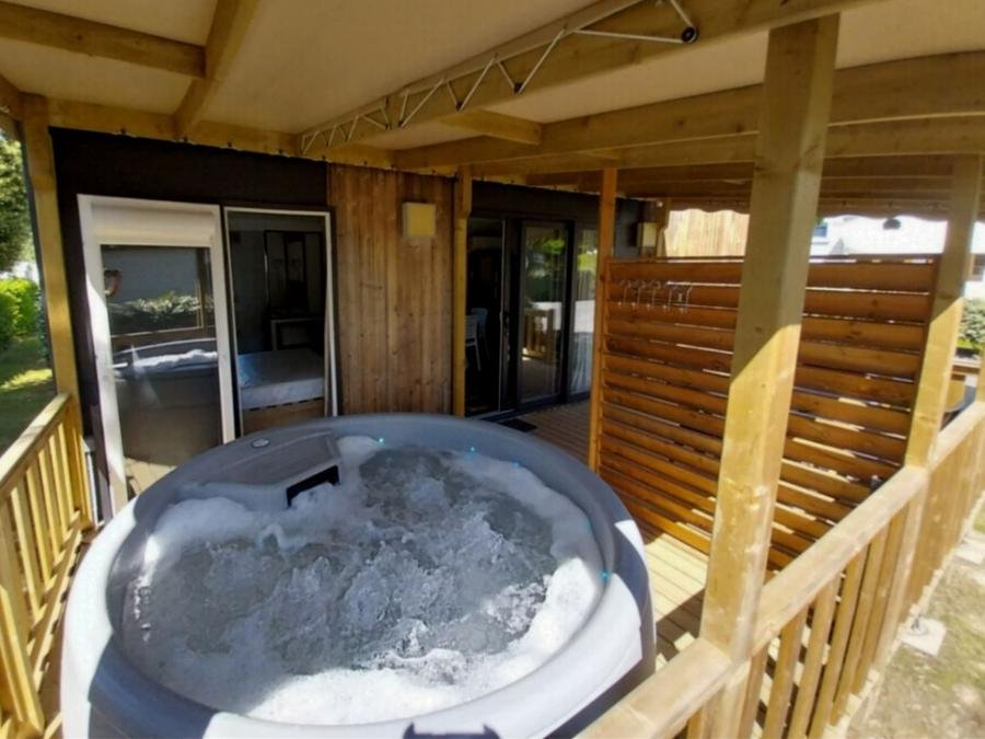 Camping Pas Cher vous présente avec son site Officiel campingpascher.fr, le Camping Paradis - Domaine De Bellevue classé 4 étoiles, situé sur la commune de Saint Christophe Du Ligneron dans le département Vendée (Pays De La Loire) en France. Le camping Paradis - Domaine De Bellevue, vous présente un hébergement de type mobil-home de 36 m² avec climatisation et télévision. Le camping Paradis - Domaine De Bellevue vous propose du dimanche 20 septembre au dimanche 27 septembre 2026, en promotion à -6% pour 7 nuits à 485 € au lieu de 516,0 € soit une Économie de 31 €. Cette location propose 34 dates différentes pour réserver votre séjour. Découvrez également les 20 autres gammes d'hébergements du camping. Les Avis clients pour le Camping Paradis - Domaine De Bellevue sont excellents avec une note moyenne de 8 sur 10. Bassin enfant, Piscine couverte, Animations familiales, Club enfants, Aire de jeux enfants, Baby-foot, Centre équestre, Club enfant de nuit, Court de tennis, Cyclisme, Golf, Parcours sportif, Ping-pong, Piscine, Plongée, Pétanque, Randonnée, Salle de jeux vidéo, Sports nautiques, Structure gonflable enfants, Terrain de beach-volley, Terrain de football, Trampoline, Bar, Boulangerie, Bureau de tabac, Dépôt de pain, Snack/Bar, Station-service, Supermarché, Épicerie,... En savoir plus : cliquez-ICI.