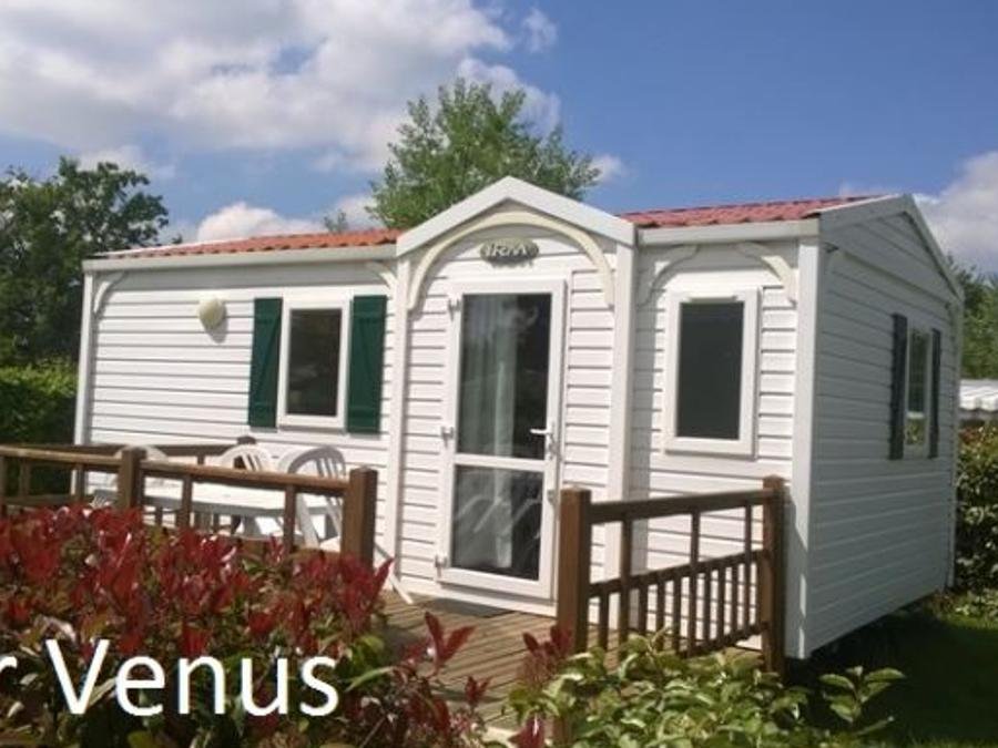 Camping Pas Cher vous présente avec son site Officiel campingpascher.fr, le Camping Paradis - Domaine De Bellevue classé 4 étoiles, situé sur la commune de Saint Christophe Du Ligneron dans le département Vendée (Pays De La Loire) en France. Le camping Paradis - Domaine De Bellevue, vous présente un hébergement de type mobil-home de 21 m² pour 4 personnes et télévision. Le camping Paradis - Domaine De Bellevue vous propose du sam. 26 septembre au sam. 03 octobre 2026, en promotion à -6% pour 7 nuits à 196 € au lieu de 210,0 € soit une Économie de 14 €. Cette location propose 34 dates différentes pour réserver votre séjour. Découvrez également les 20 autres gammes d'hébergements du camping. Les Avis clients pour le Camping Paradis - Domaine De Bellevue sont excellents avec une note moyenne de 8 sur 10. Bassin enfant, Piscine couverte, Animations familiales, Club enfants, Aire de jeux enfants, Baby-foot, Centre équestre, Club enfant de nuit, Court de tennis, Cyclisme, Golf, Parcours sportif, Ping-pong, Piscine, Plongée, Pétanque, Randonnée, Salle de jeux vidéo, Sports nautiques, Structure gonflable enfants, Terrain de beach-volley, Terrain de football, Trampoline, Bar, Boulangerie, Bureau de tabac, Dépôt de pain, Snack/Bar, Station-service, Supermarché, Épicerie,... En savoir plus : cliquez-ICI.