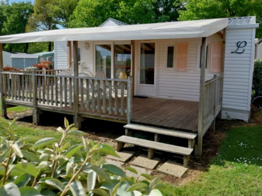Camping Pas Cher vous présente avec son site Officiel campingpascher.fr, le Camping Paradis - Domaine De Bellevue classé 4 étoiles, situé sur la commune de Saint Christophe Du Ligneron dans le département Vendée (Pays De La Loire) en France. Le camping Paradis - Domaine De Bellevue vous propose un hébergement de type mobil-home de 30 m² pour 6 personnes avec climatisation (télévision). L'établissement vous propose 20 autres types d'hébergements. Découvrez tous nos séjours à petits prix dans la commune et aux alentours de Saint Christophe Du Ligneron du département : Vendée (Pays De La Loire). Les Avis clients pour le Camping Paradis - Domaine De Bellevue sont excellents avec une note moyenne de 8 sur 10. Bassin enfant, Piscine couverte, Animations familiales, Club enfants, Aire de jeux enfants, Baby-foot, Centre équestre, Club enfant de nuit, Court de tennis, Cyclisme, Golf, Parcours sportif, Ping-pong, Piscine, Plongée, Pétanque, Randonnée, Salle de jeux vidéo, Sports nautiques, Structure gonflable enfants, Terrain de beach-volley, Terrain de football, Trampoline, Bar, Boulangerie, Bureau de tabac, Dépôt de pain, Snack/Bar, Station-service, Supermarché, Épicerie,... En savoir plus : cliquez-ICI.