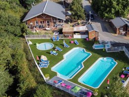 Camping Pas Cher vous présente avec son site Officiel campingpascher.fr, le Camping Domaine Vallée Du Tarn classé 3 étoiles, situé sur la commune de Saint Cirgue dans le département Tarn (Midi Pyrénées) en France. Le camping Domaine Vallée Du Tarn, vous présente un hébergement de type chalet de 54 m² avec climatisation. Le camping Domaine Vallée Du Tarn vous propose du mercredi 17 juin au mercredi 24 juin 2026 pour 7 nuits à 672€. Cette location propose 114 dates différentes pour réserver votre séjour. Découvrez également les 5 autres gammes d'hébergements du camping. Les Avis clients pour le Camping Domaine Vallée Du Tarn sont excellents avec une note moyenne de 8 sur 10. Piscine extérieure, Animations familiales, Club enfants, Aire de jeux enfants, Baby-foot, Centre équestre, Ping-pong, Pétanque, Randonnée, Terrain multisports, Dépôt de pain, Snack/Bar, Épicerie,... En savoir plus : cliquez-ICI.