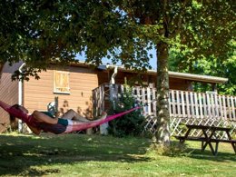Camping Pas Cher vous présente avec son site Officiel campingpascher.fr, le Camping Domaine Vallée Du Tarn classé 3 étoiles, situé sur la commune de Saint Cirgue dans le département Tarn (Midi Pyrénées) en France. Le camping Domaine Vallée Du Tarn vous propose un hébergement de type chalet de 57 m² pour 2 personnes avec climatisation (télévision). Cet hébergement propose plus de 12 dates différentes pour réserver ! Pour dévouvrir la période la moins chère, consultez la rubrique 'Tarifs' et sélectionnez votre mois de départ. L'établissement vous propose 5 autres types d'hébergements. Découvrez tous nos séjours à petits prix dans la commune et aux alentours de Saint Cirgue du département : Tarn (Midi Pyrénées). Les Avis clients pour le Camping Domaine Vallée Du Tarn sont excellents avec une note moyenne de 8 sur 10. Piscine extérieure, Animations familiales, Club enfants, Aire de jeux enfants, Baby-foot, Centre équestre, Ping-pong, Pétanque, Randonnée, Terrain multisports, Dépôt de pain, Snack/Bar, Épicerie,... En savoir plus : cliquez-ICI.