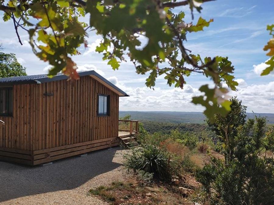 Camping Pas Cher vous présente avec son site Officiel campingpascher.fr, le Camping La Truffière classé 3 étoiles, situé sur la commune de Saint Cirq Lapopie dans le département Lot (Midi Pyrénées) en France. Le camping La Truffière vous propose un hébergement de type chalet de 35 m². L'établissement vous propose 13 autres types d'hébergements. Découvrez tous nos séjours à petits prix dans la commune et aux alentours de Saint Cirq Lapopie du département : Lot (Midi Pyrénées). Les Avis clients pour le Camping La Truffière sont excellents avec une note moyenne de 8 sur 10. Rivière, Piscine extérieure, Animations familiales, Club enfants, Aire de jeux enfants, Canoë-kayak, Ping-pong, Pétanque, Randonnée, Terrain de volley-ball, Trampoline, Dépôt de pain, Épicerie,... En savoir plus : cliquez-ICI.