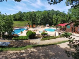 Camping Pas Cher vous présente avec son site Officiel campingpascher.fr, le Camping La Truffière classé 3 étoiles, situé sur la commune de Saint Cirq Lapopie dans le département Lot (Midi Pyrénées) en France. Le camping La Truffière vous propose un hébergement de type chalet de 35 m² pour 1 personne. L'établissement vous propose 13 autres types d'hébergements. Découvrez tous nos séjours à petits prix dans la commune et aux alentours de Saint Cirq Lapopie du département : Lot (Midi Pyrénées). Les Avis clients pour le Camping La Truffière sont excellents avec une note moyenne de 8 sur 10. Rivière, Piscine extérieure, Animations familiales, Club enfants, Aire de jeux enfants, Canoë-kayak, Ping-pong, Pétanque, Randonnée, Terrain de volley-ball, Trampoline, Dépôt de pain, Épicerie,... En savoir plus : cliquez-ICI.
