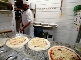 Camping Pas Cher vous présente avec son site Officiel campingpascher.fr, le Camping La Truffière classé 3 étoiles, situé sur la commune de Saint Cirq Lapopie dans le département Lot (Midi-pyrénées) en France. Le camping La Truffière vous propose un hébergement de type chalet de 35 m² pour 2 personnes. L'établissement vous propose 13 autres types d'hébergements. Découvrez tous nos séjours à petits prix dans la commune et aux alentours de Saint Cirq Lapopie du département : Lot (Midi-pyrénées). Les Avis clients pour le Camping La Truffière sont excellents avec une note moyenne de 8 sur 10. Rivière, Piscine extérieure, Animations familiales, Club enfants, Aire de jeux enfants, Canoë-kayak, Ping-pong, Pétanque, Randonnée, Terrain de volley-ball, Trampoline, Dépôt de pain, Épicerie,... En savoir plus : cliquez-ICI.