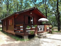 Camping Pas Cher vous présente avec son site Officiel campingpascher.fr, le Camping La Truffière classé 3 étoiles, situé sur la commune de Saint Cirq Lapopie dans le département Lot (Midi-pyrénées) en France. Le camping La Truffière vous propose un hébergement de type chalet de 35 m². L'établissement vous propose 13 autres types d'hébergements. Découvrez tous nos séjours à petits prix dans la commune et aux alentours de Saint Cirq Lapopie du département : Lot (Midi-pyrénées). Les Avis clients pour le Camping La Truffière sont excellents avec une note moyenne de 8 sur 10. Rivière, Piscine extérieure, Animations familiales, Club enfants, Aire de jeux enfants, Canoë-kayak, Ping-pong, Pétanque, Randonnée, Terrain de volley-ball, Trampoline, Dépôt de pain, Épicerie,... En savoir plus : cliquez-ICI.