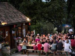 Camping Pas Cher vous présente avec son site Officiel campingpascher.fr, le Camping La Truffière classé 3 étoiles, situé sur la commune de Saint Cirq Lapopie dans le département Lot (Midi-pyrénées) en France. Le camping La Truffière vous propose un hébergement de type chalet de 35 m² pour 1 personne. L'établissement vous propose 13 autres types d'hébergements. Découvrez tous nos séjours à petits prix dans la commune et aux alentours de Saint Cirq Lapopie du département : Lot (Midi-pyrénées). Les Avis clients pour le Camping La Truffière sont excellents avec une note moyenne de 8 sur 10. Rivière, Piscine extérieure, Animations familiales, Club enfants, Aire de jeux enfants, Canoë-kayak, Ping-pong, Pétanque, Randonnée, Terrain de volley-ball, Trampoline, Dépôt de pain, Épicerie,... En savoir plus : cliquez-ICI.