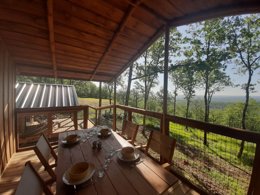 Camping Pas Cher vous présente avec son site Officiel campingpascher.fr, le Camping La Truffière classé 3 étoiles, situé sur la commune de Saint Cirq Lapopie dans le département Lot (Midi-pyrénées) en France. Le camping La Truffière vous propose un hébergement de type chalet de 35 m² pour 2 personnes. L'établissement vous propose 13 autres types d'hébergements. Découvrez tous nos séjours à petits prix dans la commune et aux alentours de Saint Cirq Lapopie du département : Lot (Midi-pyrénées). Les Avis clients pour le Camping La Truffière sont excellents avec une note moyenne de 8 sur 10. Rivière, Piscine extérieure, Animations familiales, Club enfants, Aire de jeux enfants, Canoë-kayak, Ping-pong, Pétanque, Randonnée, Terrain de volley-ball, Trampoline, Dépôt de pain, Épicerie,... En savoir plus : cliquez-ICI.