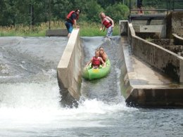 Camping Pas Cher vous présente avec son site Officiel campingpascher.fr, le Camping La Truffière classé 3 étoiles, situé sur la commune de Saint Cirq Lapopie dans le département Lot (Midi-pyrénées) en France. Le camping La Truffière vous propose un hébergement de type chalet de 35 m². L'établissement vous propose 13 autres types d'hébergements. Découvrez tous nos séjours à petits prix dans la commune et aux alentours de Saint Cirq Lapopie du département : Lot (Midi-pyrénées). Les Avis clients pour le Camping La Truffière sont excellents avec une note moyenne de 8 sur 10. Rivière, Piscine extérieure, Animations familiales, Club enfants, Aire de jeux enfants, Canoë-kayak, Ping-pong, Pétanque, Randonnée, Terrain de volley-ball, Trampoline, Dépôt de pain, Épicerie,... En savoir plus : cliquez-ICI.