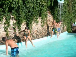 Camping Pas Cher vous présente avec son site Officiel campingpascher.fr, le Camping Moulin De Chaules classé 3 étoiles, situé sur la commune de Saint Constant dans le département Cantal (Auvergne) en France. Le camping Moulin De Chaules vous propose un hébergement de type tente de 50 m² pour 2 personnes. L'établissement vous propose 8 autres types d'hébergements. Découvrez tous nos séjours à petits prix dans la commune et aux alentours de Saint Constant du département : Cantal (Auvergne). Les Avis clients pour le Camping Moulin De Chaules sont excellents avec une note moyenne de 8 sur 10. LacRivière, Piscine extérieure, Animation enfants, Animations familiales, Aire de jeux enfants, Baby-foot, Canoë-kayak, Cyclisme, Ping-pong, Piscine, Planche à voile, Pétanque, Randonnée, Bar, Boulangerie, Bureau de tabac, Dépôt de pain, Plats à emporter, Snack/Bar, Supermarché, Épicerie,... En savoir plus : cliquez-ICI.