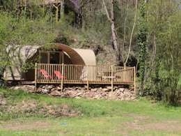 Camping Pas Cher vous présente avec son site Officiel campingpascher.fr, le Camping Moulin De Chaules classé 3 étoiles, situé sur la commune de Saint Constant dans le département Cantal (Auvergne) en France. Le camping Moulin De Chaules, vous présente un hébergement de type bungalow toilé de 30 m². Le camping Moulin De Chaules vous proposeun séjour PAS CHER avec une REMISEdu lundi 25 mai au lundi 01 juin 2026, en promotion à -30% pour 7 nuits à 231 € au lieu de 330,0 € soit une Économie de 99 €. Cette location propose 102 dates différentes pour réserver votre séjour. Découvrez également les 8 autres gammes d'hébergements du camping. Les Avis clients pour le Camping Moulin De Chaules sont excellents avec une note moyenne de 8 sur 10. LacRivière, Piscine extérieure, Animation enfants, Animations familiales, Aire de jeux enfants, Baby-foot, Canoë-kayak, Cyclisme, Ping-pong, Piscine, Planche à voile, Pétanque, Randonnée, Bar, Boulangerie, Bureau de tabac, Dépôt de pain, Plats à emporter, Snack/Bar, Supermarché, Épicerie,... En savoir plus : cliquez-ICI.