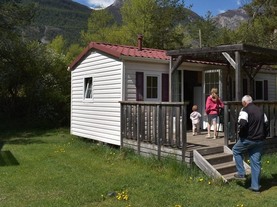 Camping Pas Cher vous présente avec son site Officiel campingpascher.fr, le Camping De L'Ile classé 3 étoiles, situé sur la commune de Saint Crepin dans le département Hautes-alpes (Provence Alpes Côte D'azur) en France. Le camping De L'Ile vous propose un hébergement de type mobil-home. L'établissement vous propose 6 autres types d'hébergements. Découvrez tous nos séjours à petits prix dans la commune et aux alentours de Saint Crepin du département : Hautes-alpes (Provence Alpes Côte D'azur). Les Avis clients pour le Camping De L'Ile sont excellents avec une note moyenne de 10 sur 10. Piscine chauffée, Piscine extérieure, Aire de jeux enfants, Canoë-kayak, Court de tennis, Cyclisme, Escalade, Ping-pong, Pétanque, Randonnée, Terrain de football, Terrain de volley-ball, Voile, Bar, Boulangerie, Bureau de tabac, Dépôt de pain, Pizzeria, Restaurant, Supermarché, Épicerie,... En savoir plus : cliquez-ICI.