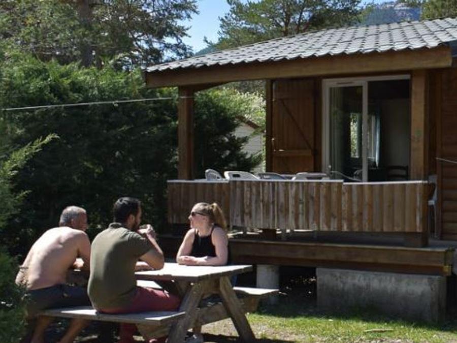 Camping Pas Cher vous présente avec son site Officiel campingpascher.fr, le Camping De L'Ile classé 3 étoiles, situé sur la commune de Saint Crepin dans le département Hautes-alpes (Provence Alpes Côte D'azur) en France. Le camping De L'Ile vous propose un hébergement de type chalet de 30 m². L'établissement vous propose 6 autres types d'hébergements. Découvrez tous nos séjours à petits prix dans la commune et aux alentours de Saint Crepin du département : Hautes-alpes (Provence Alpes Côte D'azur). Les Avis clients pour le Camping De L'Ile sont excellents avec une note moyenne de 10 sur 10. Piscine chauffée, Piscine extérieure, Aire de jeux enfants, Canoë-kayak, Court de tennis, Cyclisme, Escalade, Ping-pong, Pétanque, Randonnée, Terrain de football, Terrain de volley-ball, Voile, Bar, Boulangerie, Bureau de tabac, Dépôt de pain, Pizzeria, Restaurant, Supermarché, Épicerie,... En savoir plus : cliquez-ICI.