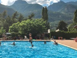 Camping Pas Cher vous présente avec son site Officiel campingpascher.fr, le Camping De L'Ile classé 3 étoiles, situé sur la commune de Saint Crepin dans le département Hautes-alpes (Provence Alpes Côte D'azur) en France. Le camping De L'Ile vous propose un hébergement de type chalet de 30 m². L'établissement vous propose 6 autres types d'hébergements. Découvrez tous nos séjours à petits prix dans la commune et aux alentours de Saint Crepin du département : Hautes-alpes (Provence Alpes Côte D'azur). Les Avis clients pour le Camping De L'Ile sont excellents avec une note moyenne de 10 sur 10. Piscine chauffée, Piscine extérieure, Aire de jeux enfants, Canoë-kayak, Court de tennis, Cyclisme, Escalade, Ping-pong, Pétanque, Randonnée, Terrain de football, Terrain de volley-ball, Voile, Bar, Boulangerie, Bureau de tabac, Dépôt de pain, Pizzeria, Restaurant, Supermarché, Épicerie,... En savoir plus : cliquez-ICI.